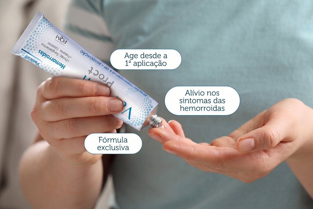 Close das mãos de uma pessoa aplicando uma pequena quantidade de pomada dermatológica na ponta do dedo para o tratamento de hemorroidas.