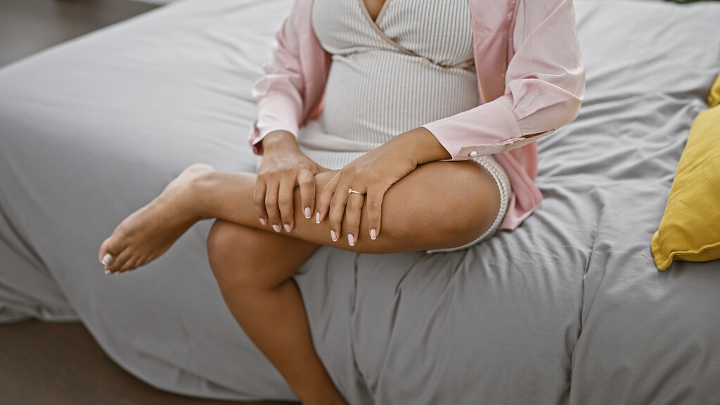 mulher sentada em uma cama
